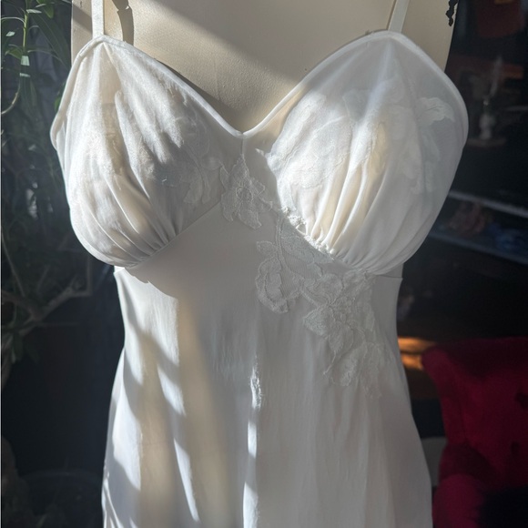 Elegant Vintage 1960’s White Lace Slip Dress with Floral Lace Details - Picture 3 of 12